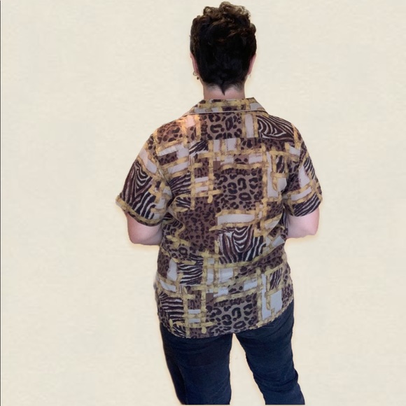 Sold on depop Vintage animal print silk short sleeve button up - Picture 4 of 4